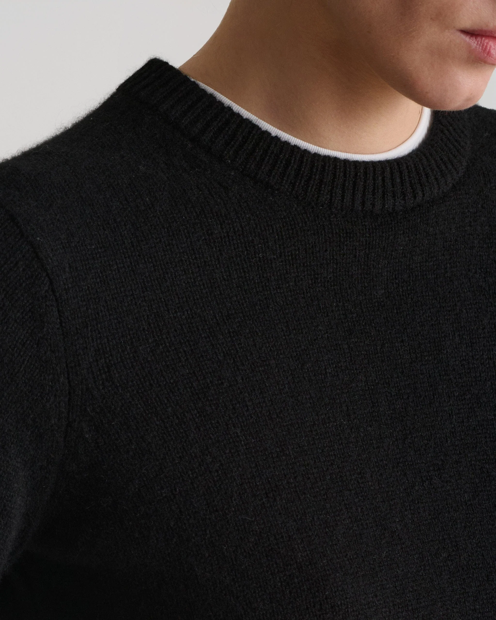 Women's Finest Cashmere Mid-Weight Crew Neck Jumper - Black - Image 6