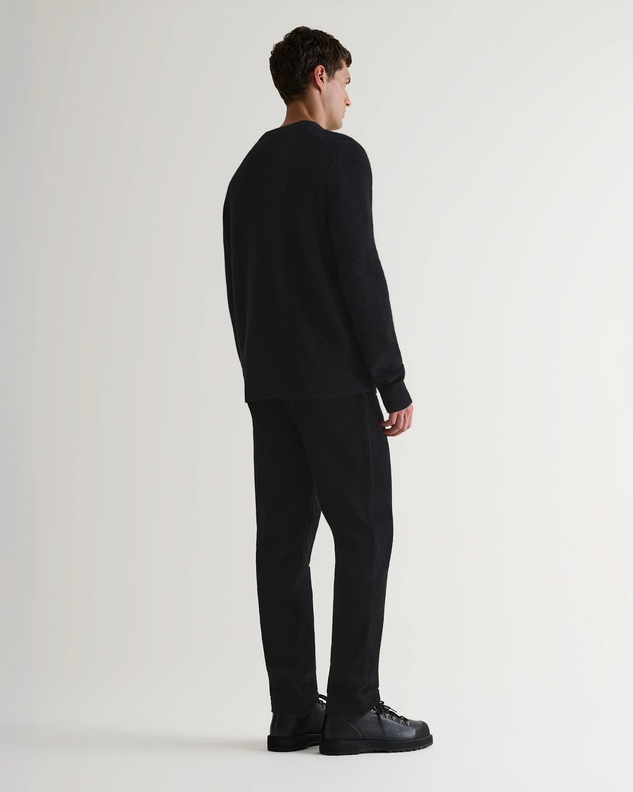 Men's Finest Cashmere Mid-Weight Crew Neck Jumper - Black - Image 4