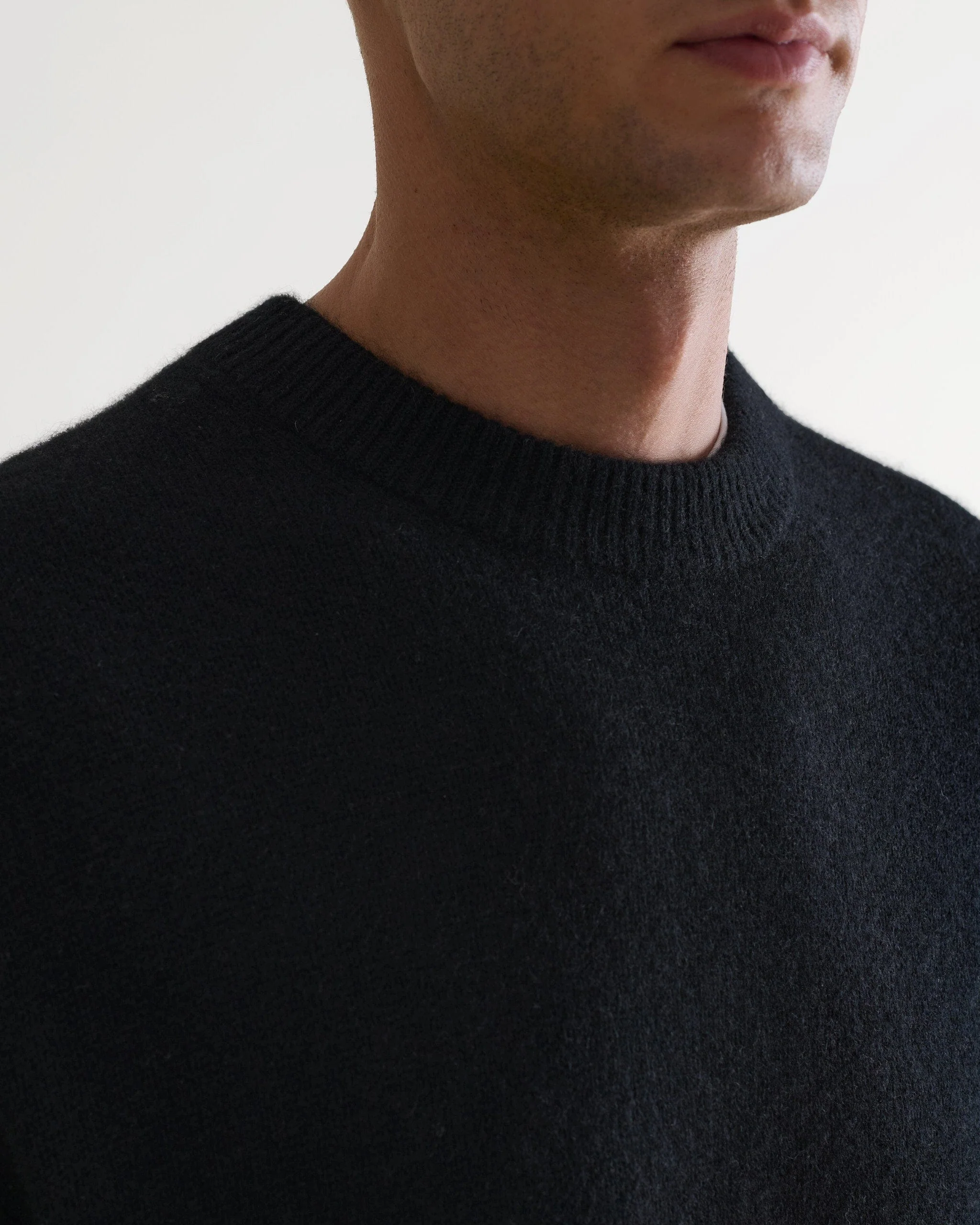 Men's Finest Cashmere Mid-Weight Crew Neck Jumper - Black - Image 6