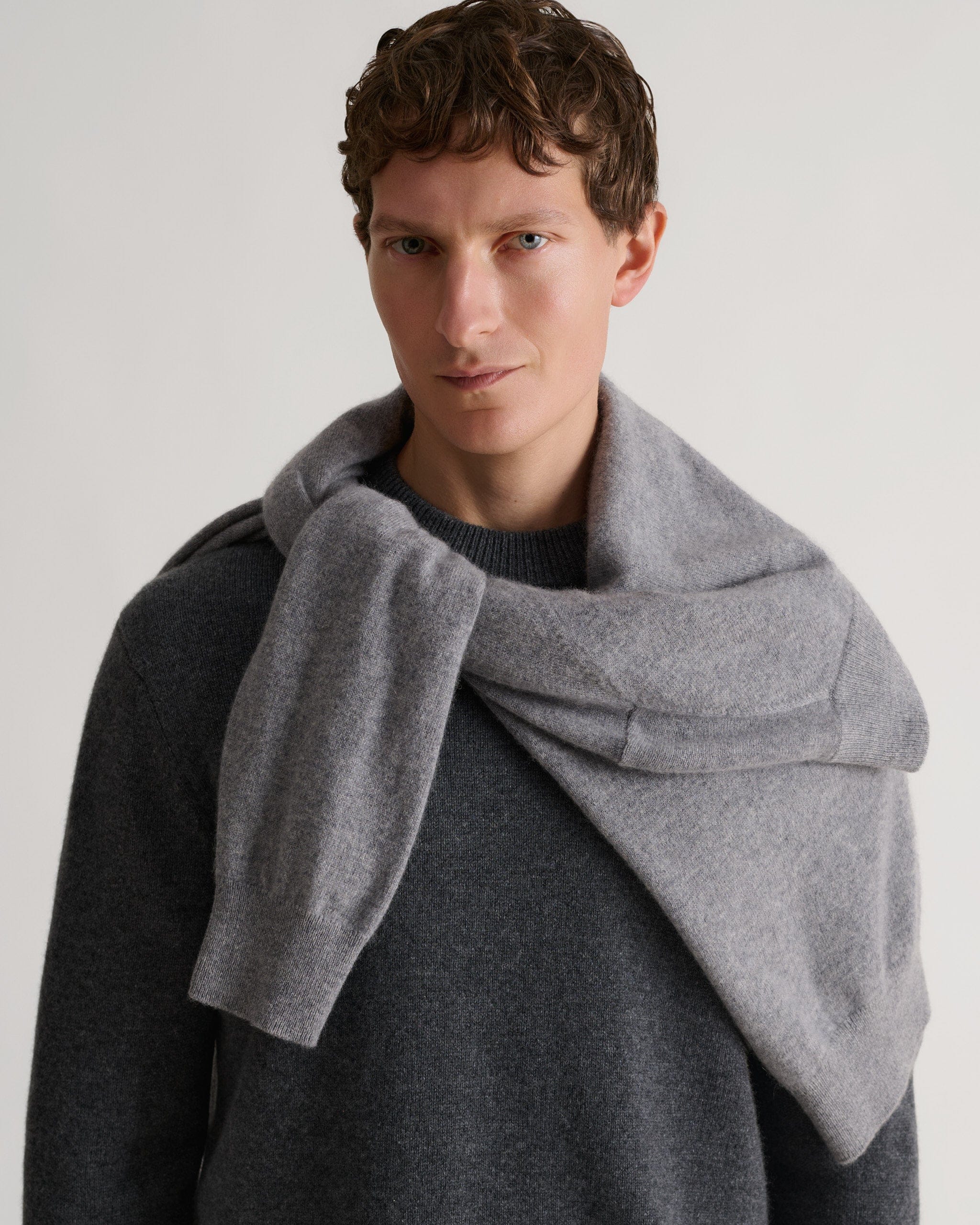 Men's Finest Cashmere Mid-Weight Crew Neck Jumper - Graphite - Image 5