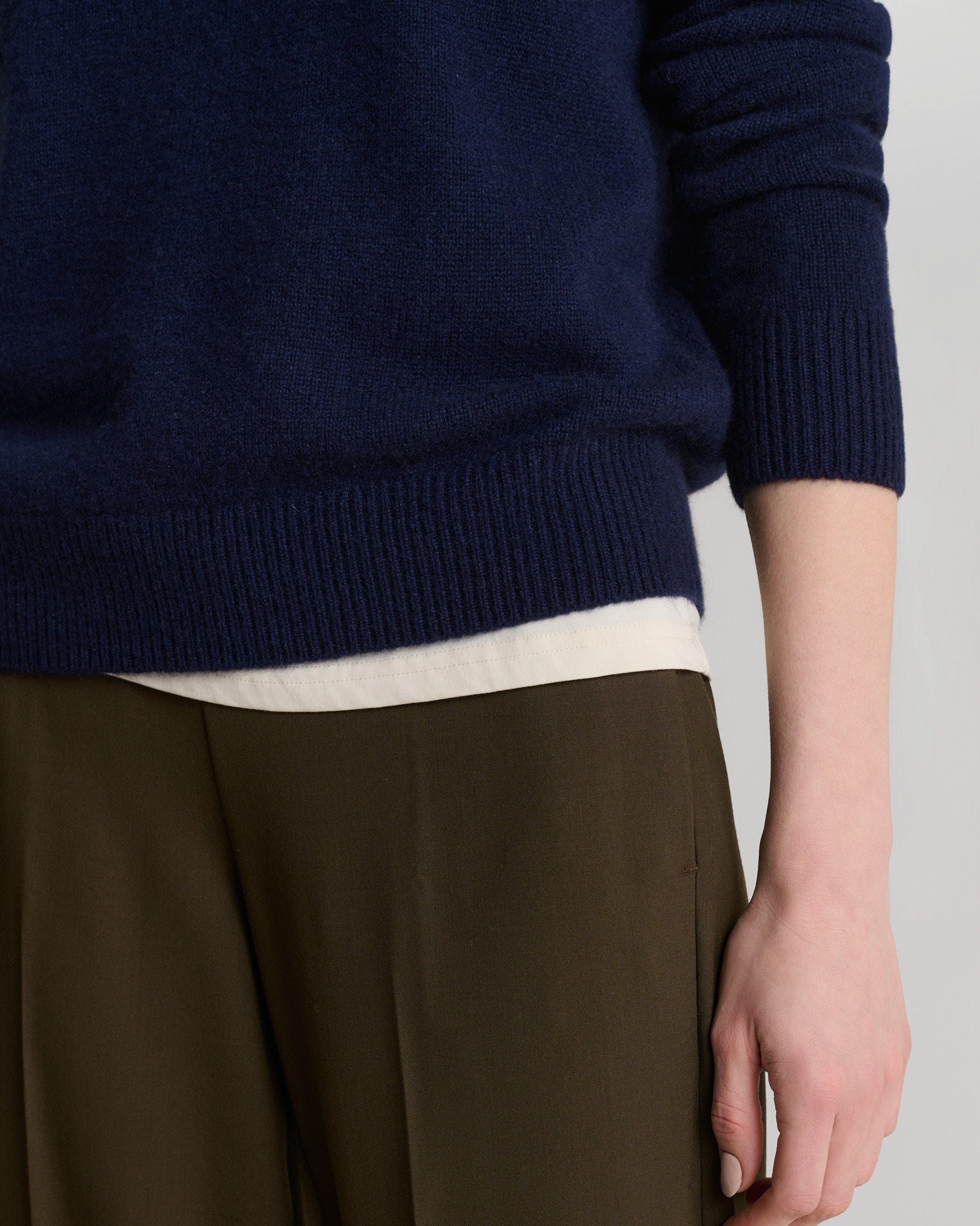 Women's Finest Cashmere Mid-Weight Crew Neck Jumper - Navy - Image 5