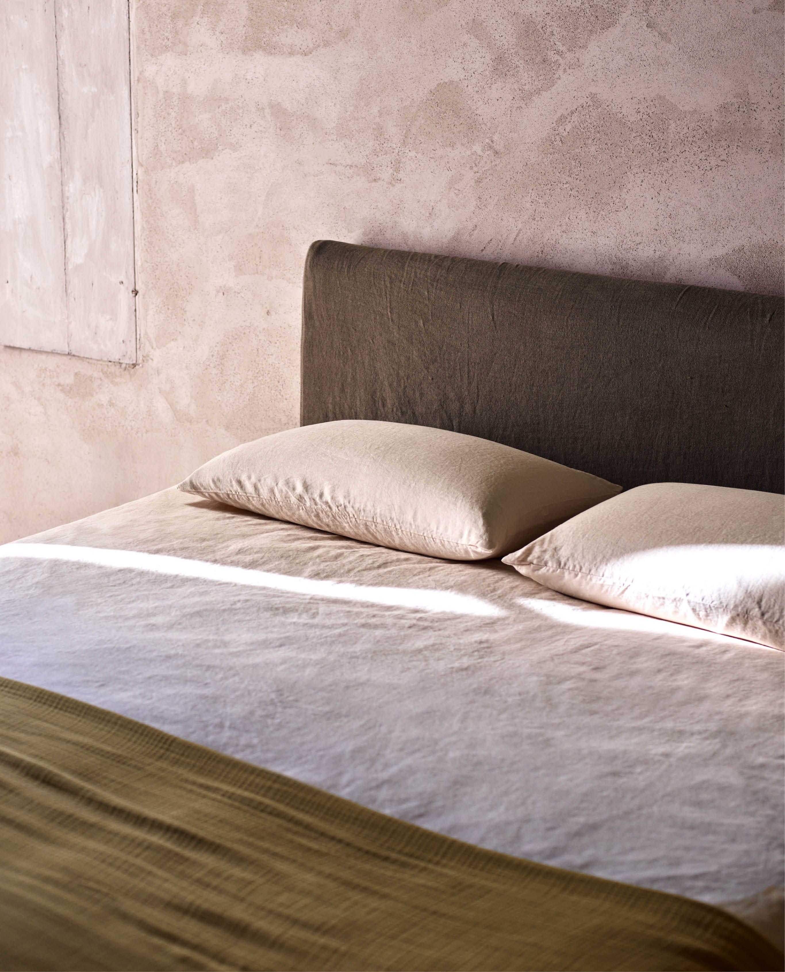 Relaxed & Refined Linen Fitted Sheet - Bruised Peach - Image 4