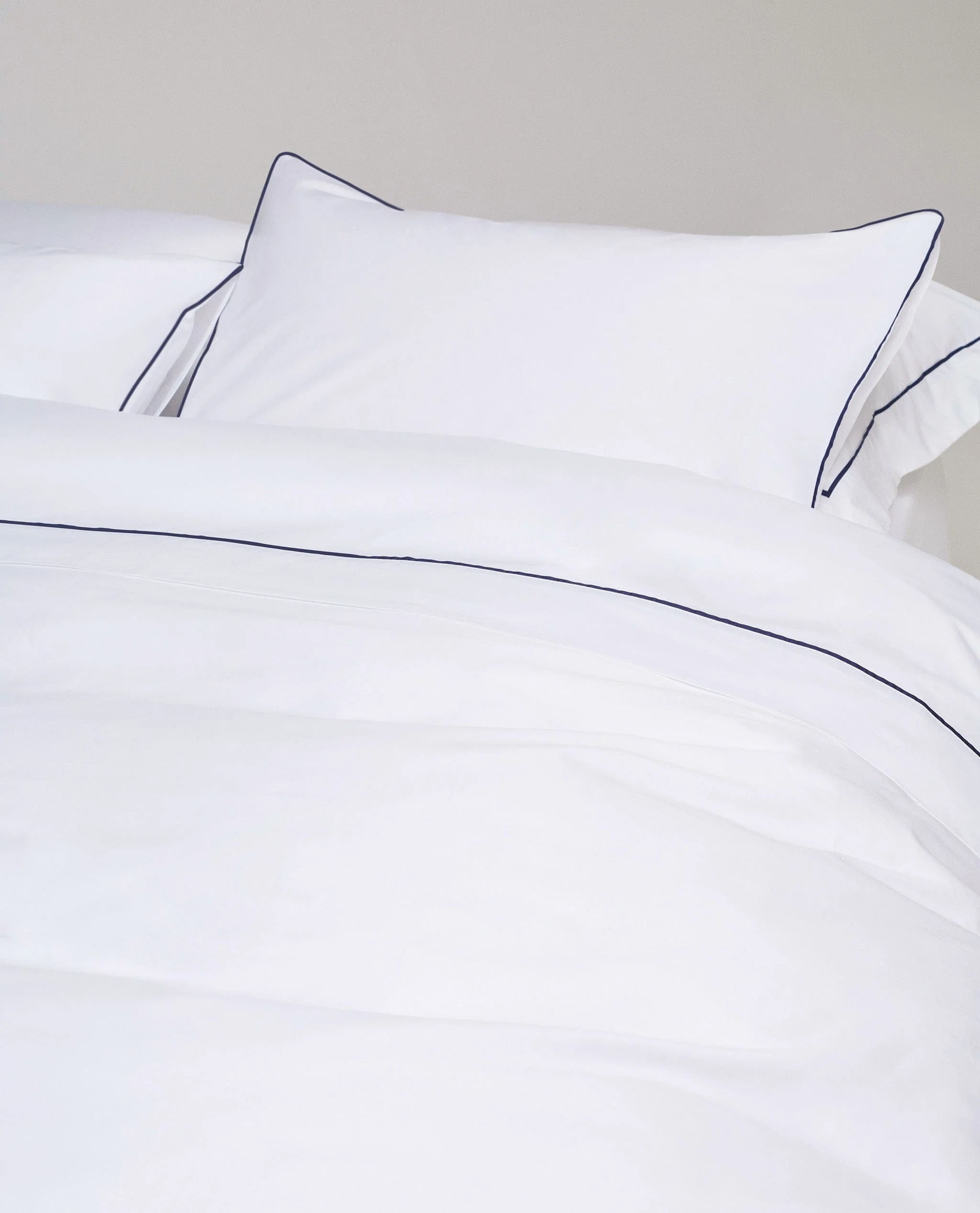 Soft & Smooth Cotton Sateen Duvet Cover - White Navy Piping - Image 3